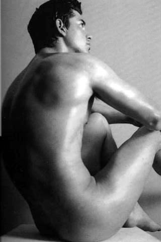 hombre desnudo pensando foto artistica blanco negro